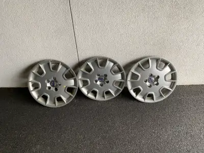 J'offre un ensemble de trois enjoliveurs Volvo, parfaits pour redonner un coup de jeune à votre voit...