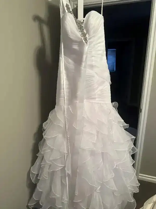 Never Worn or Altered Wedding Gown and Accessories in Wedding in Saskatoon - Image 7