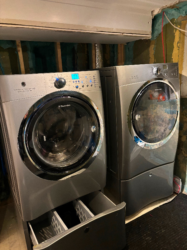 Laveuse-secheuse Electrolux gris in Washers & Dryers in Longueuil / South Shore - Image 2