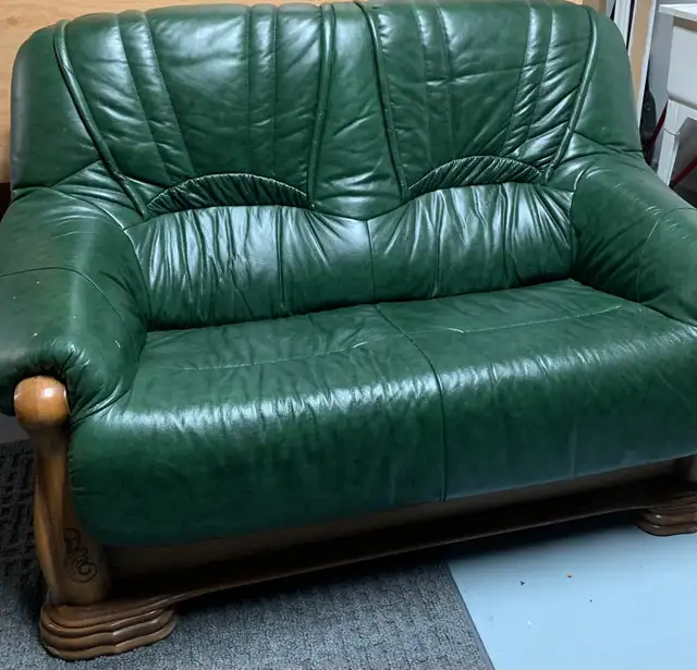 divan et causeuse en cuir véritable  vert in Couches & Futons in Trois-Rivières - Image 2