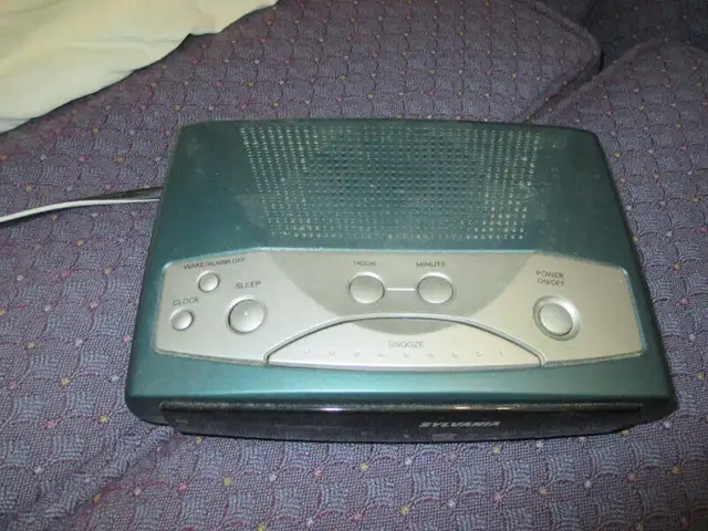 Sylvania Alarm Clock Radio in Arts & Collectibles in Oshawa / Durham Region - Image 2