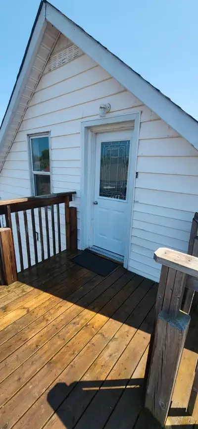 Cozy 1 bedroom Top Floor, Utilities Included Available Sept 1st.