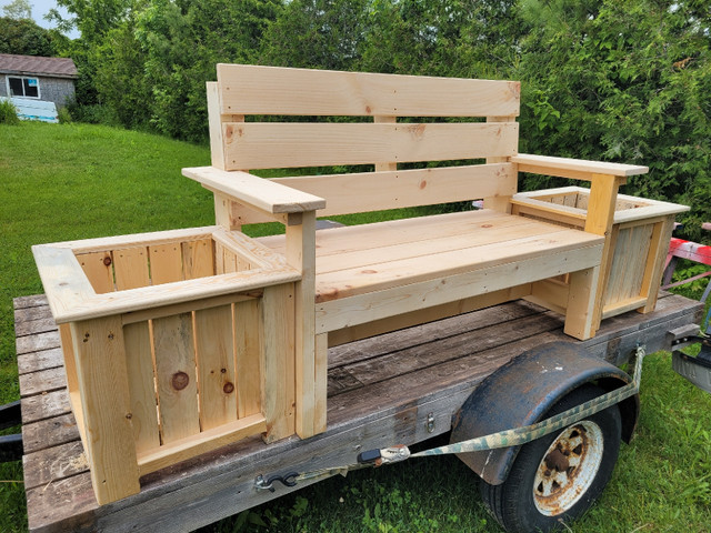 Bench with attached flower boxes. in Patio & Garden Furniture in Trenton - Image 2