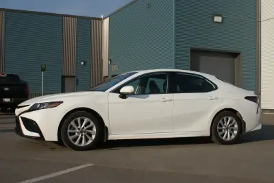 ONLY 31,977 KMs on the clock of this 2022 TOYOTA CAMRY SE! Still smells NEW, very clean inside & out...