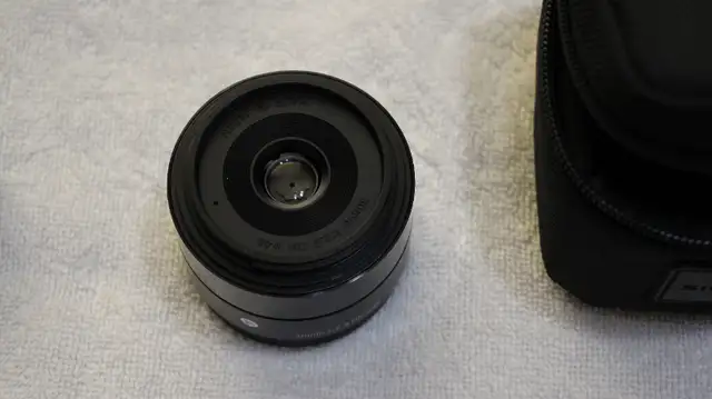 Sigma Art E-mount for sony 1:2.8-30mm Mint in Cameras & Camcorders in Medicine Hat - Image 4