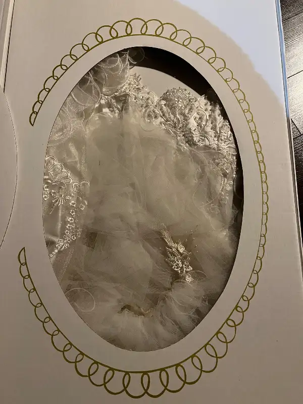 Vintage Wedding Dress & Veil in Wedding in Sarnia - Image 3