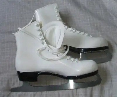 Lange Women’s Classic Figure Skates size 9, View more