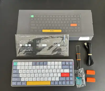 Clavier mécanique Nuphy Air 75 comme neuf, plastic sur la plaque arrière encore en place! Vient avec...