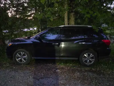 2017 nissan pathfinder sl as is new started, alternator, front drive shafts new bearings all around,...