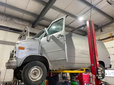 TH400 2WD transmission with 9.5" tailshaft housing, slip yoke style output. Transmission in working...