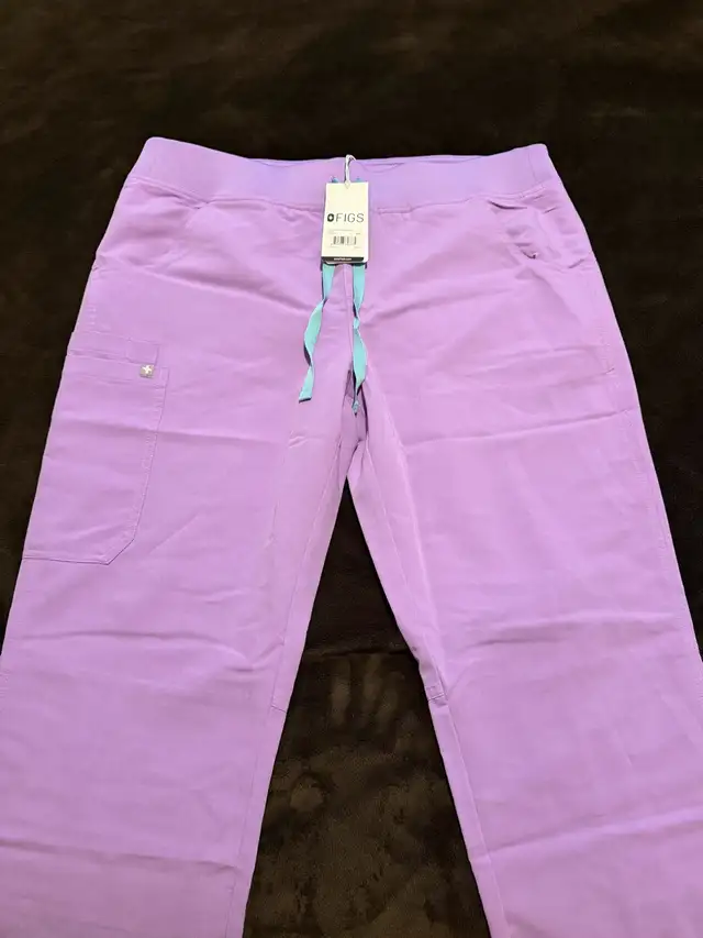 BNWT Figs Kade Cargo Scrub pants in Women's - Bottoms in Calgary - Image 2
