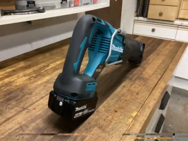 MAKITA LXT 18v BRUSHLESS 2 - SPEED SAWZALL and 4.0 AH BATTERY in Power Tools in Barrie - Image 9