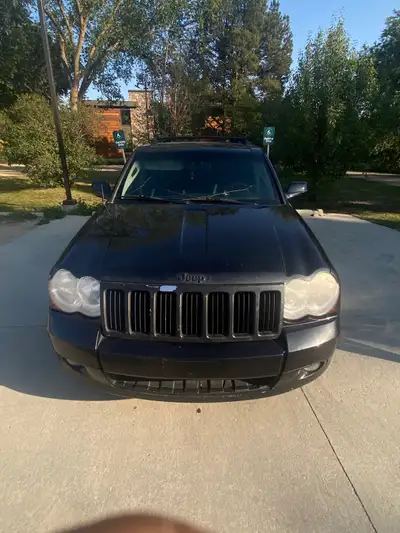 This is a used black 2006 Jeep Grand Cherokee featuring a powerful v6 engine and a comfortable ride....