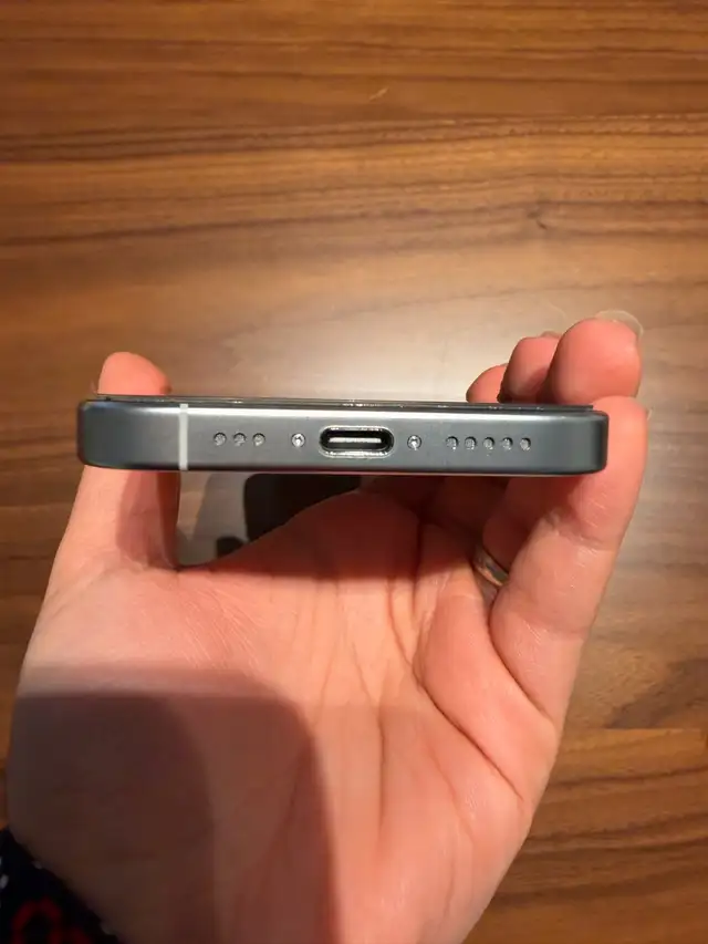 iphone 16 pro in Cell Phones in Burnaby/New Westminster - Image 4