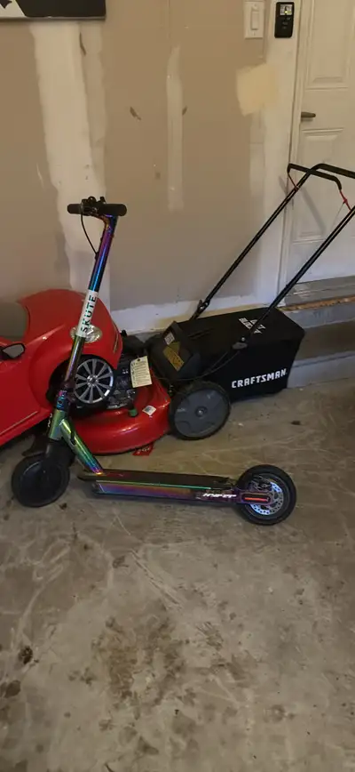 Tire need to replace. This pre-owned SKUTE electric scooter features an eye-catching iridescent fini...