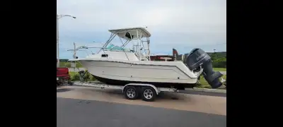 2004 robalo 2440. moteur yamaha 2009 V8 de 350 HP. 4 temps 230hrs. remorque venture aluminium 2011....