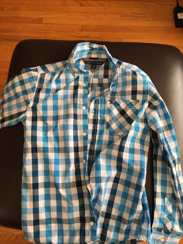 Boys shirts Tommy Hilfiger or Guess 15$ each dans Enfants et jeunesse  à Ville de Montréal - Image 2
