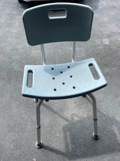 Banc de transfert ou chaise de douche ajustable en hauteur Demande 30$