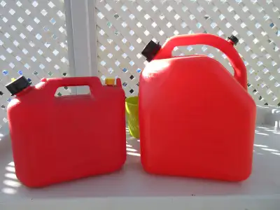 /////2 BIDONS A ESSENCE   $20 //////, View more