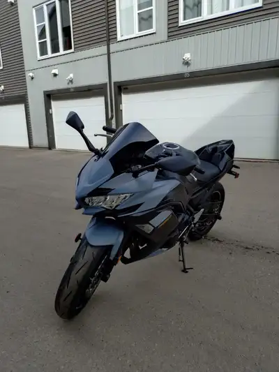 For sale: Kawasaki Ninja 650, 2024 year, only 5120km. Equipped: - black windscreen - rear seat cowl...