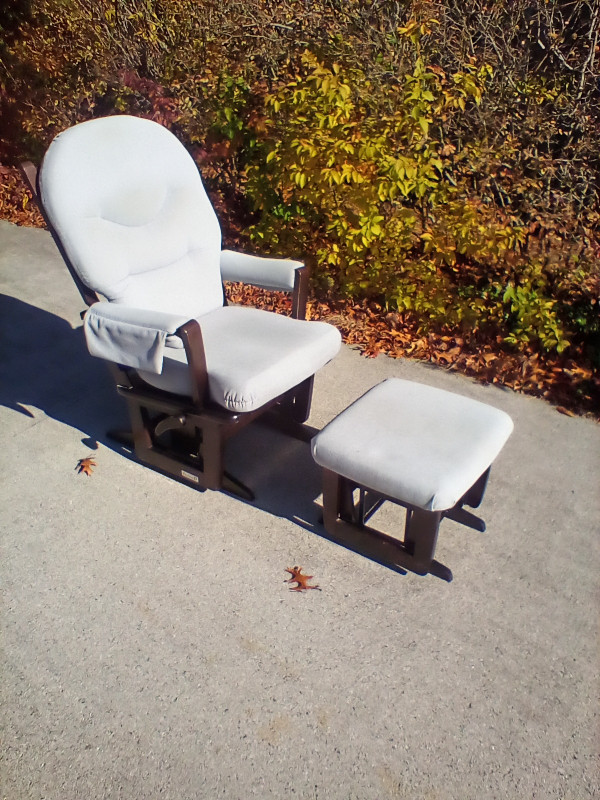 Swivel rocker with ottoman in Chairs & Recliners in Sarnia - Image 4