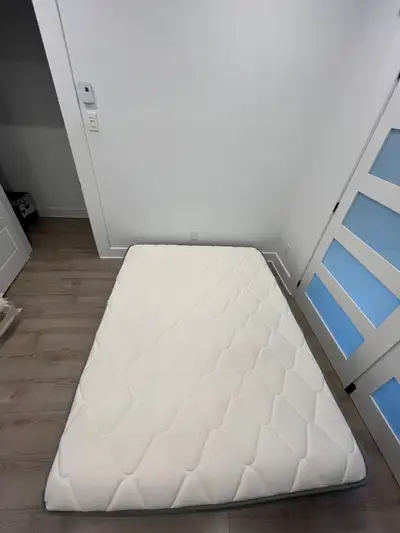 Matelas Queen size et couette, View more