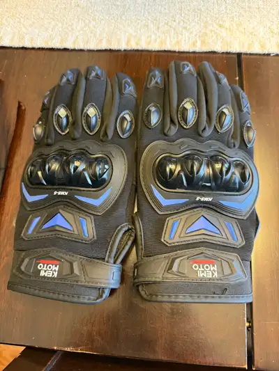 Kemi Moto KS-5 Medium Riding gloves with index finger & thumb able to swipe smart phone screen. $25...