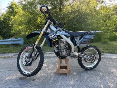 I'm selling a 2006 Honda Crf 450r, the bike is in beautiful shape. The motor has roughly 10 hrs on a...