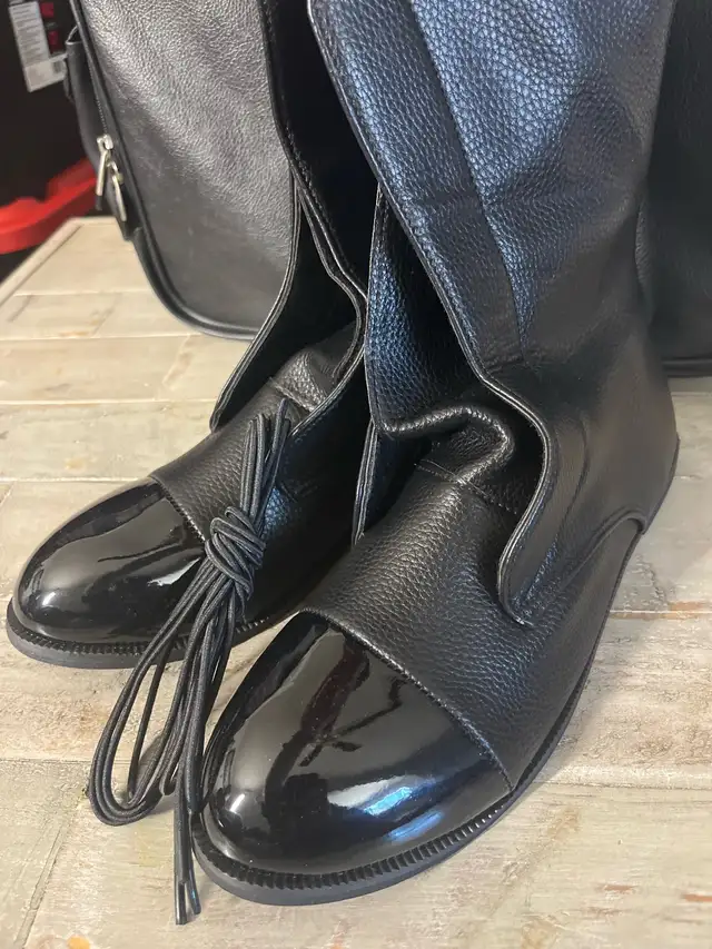 Women's Black Boots Mid-Calf, British Style- Size 9 in Men's Shoes in Mississauga / Peel Region - Image 2