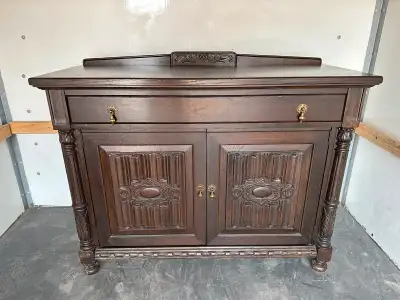Beautiful solid oak sideboard by renowned Canadian manufacturer H. Krug Furniture Co., Kitchener, On...