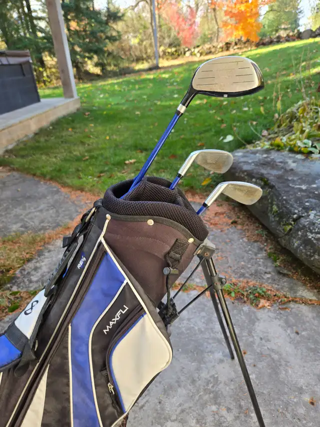 Maxfli Jnr Golf Clubs + Bag in Golf in Oakville / Halton Region - Image 3