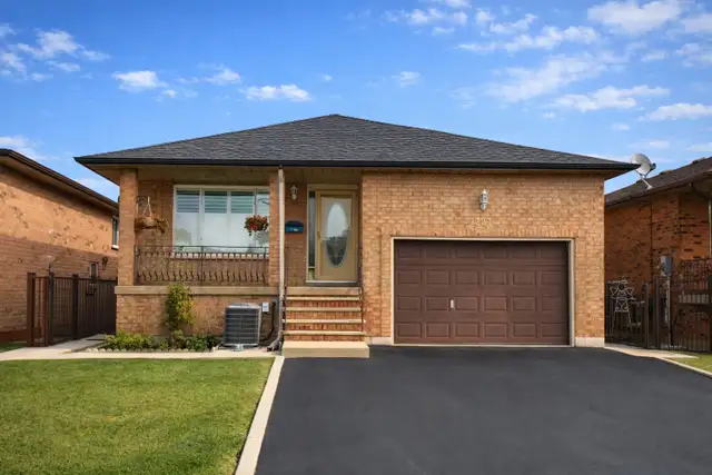 YOUR OASIS! Large3 Bedroom in HIGHLY-DESIRED Neighborhood!