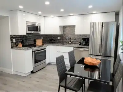 Executive 1 Bedroom Suite Near Uptown w Parking