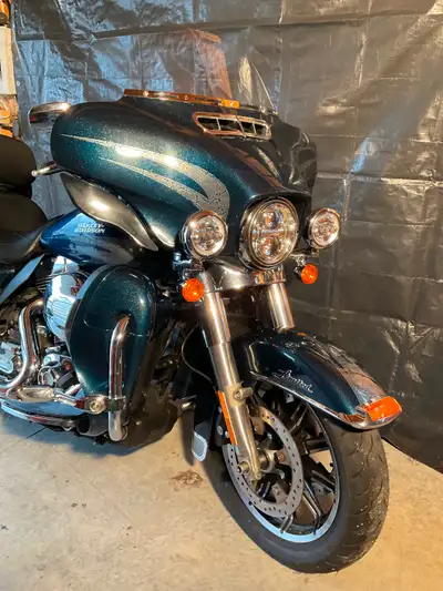 HARLEY-DAVIDSON FLHTK 2016 TRÈS BELLE PEINTURE BLEU MÉTALLIQUE TRÈS CONFORTABLE POIGNÉE CHAUFFANTE C...
