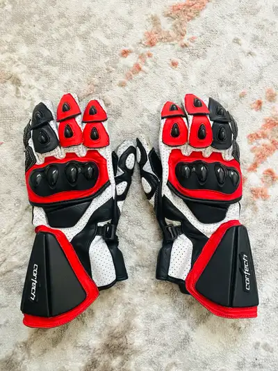 Gloves is in very good condition with protectives features