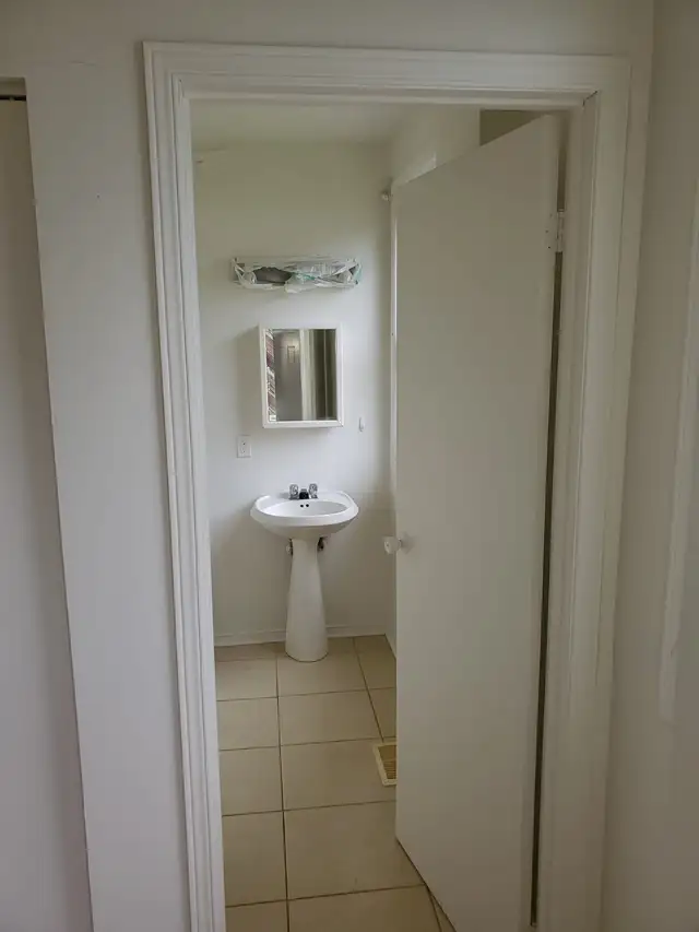 DUAL LEVEL 2 BEDROOM,2 WASHROOMS, BALCONY,1,300 SQ FT$1475