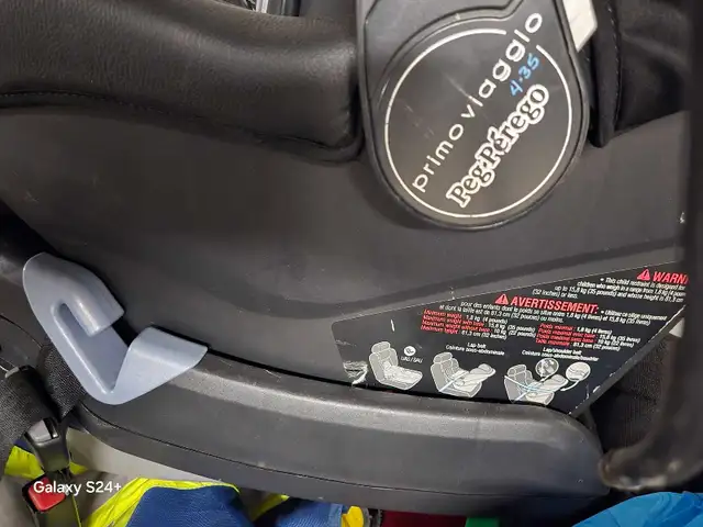 Peg-Perego Child Car Seat With Base in Strollers, Carriers & Car Seats in Edmonton - Image 4