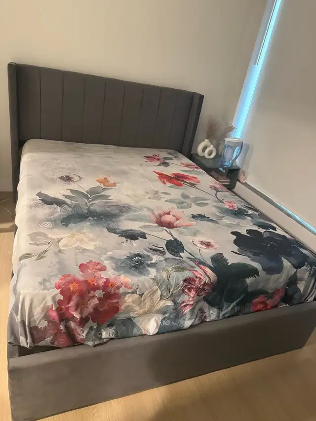 Queen bed  in Beds & Mattresses in Richmond - Image 6