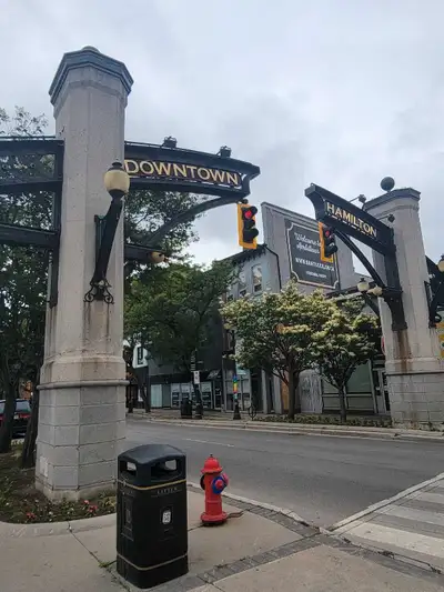 One bedroom cottage in downtown hamilton , king and wellington