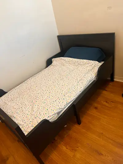 Extendable single bed black with anew mattress in Avery good condition