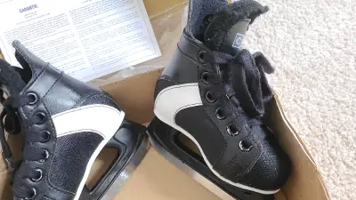 (**Price Dropped) CCM hockey skates - Size 8J (1 pair), View more