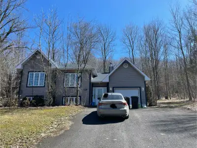 Jolie maison dans un quartier tranquille de Shefford sur un grand terrain boisé avec grands arbres m...