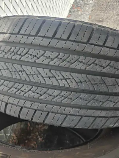Pneus pratiquement neuf, moins de 1000 km Total Performance Michelin Primacy Était sur camionette ne...