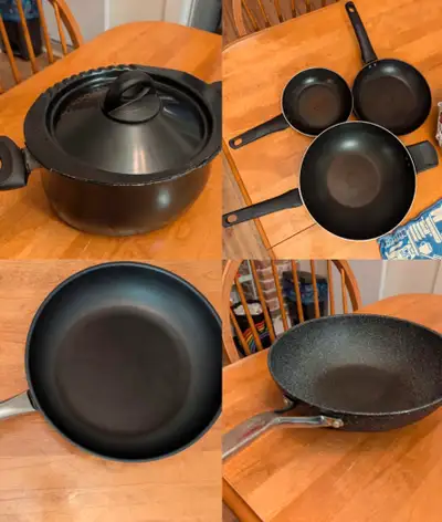 Poêles en noire : 10 dollars pour toutes. Casserole en acier inoxydable (marque Khun Rikon) : 10 dol...