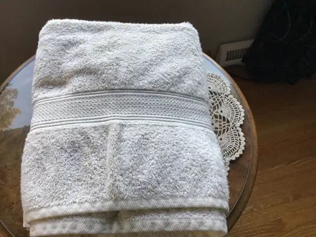 Two Cotton Bath Towels in Bathwares in Winnipeg - Image 2