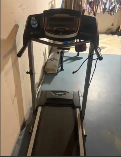 Treadmill in good condition. Start key is missing but works fine with magnet.