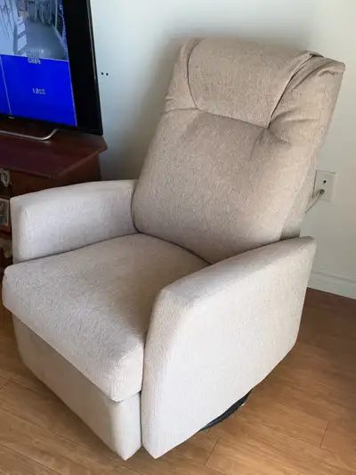 Fauteuil berçant inclinable beige, très propre état neuf.
