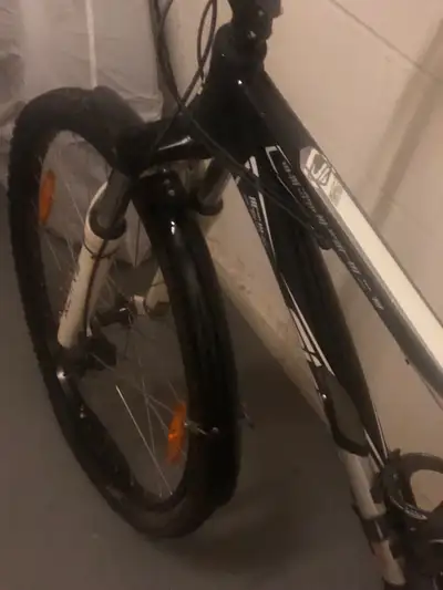 I am selling my Scott Aspect 740 mountain bike, which is perfect for trails and city commuting. This...