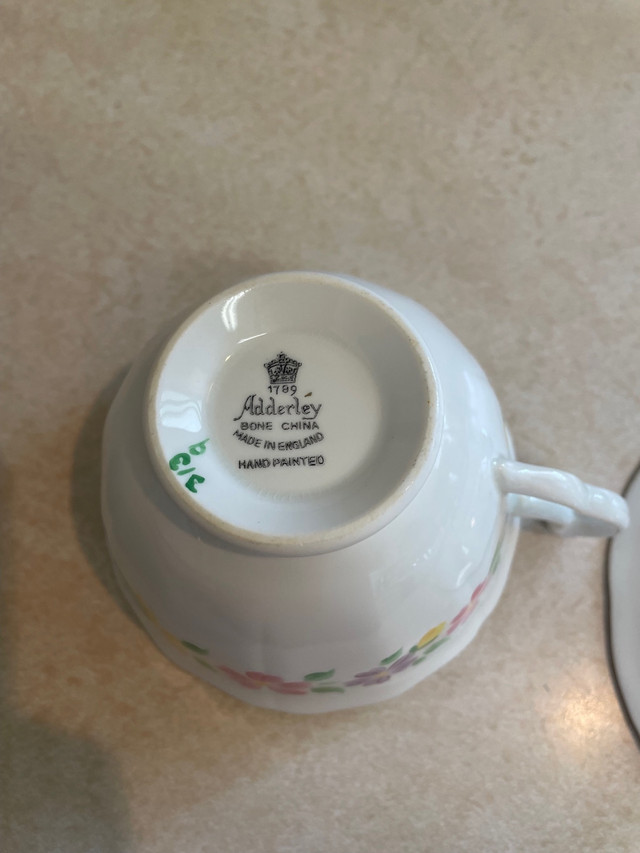 Tea cup and saucer  dans Art et objets de collection  à Napanee - Image 4