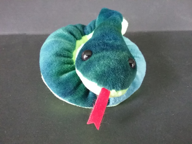 TY Beanie Baby - Hissy the Snake 1997 (no tag) in Arts & Collectibles in Oshawa / Durham Region